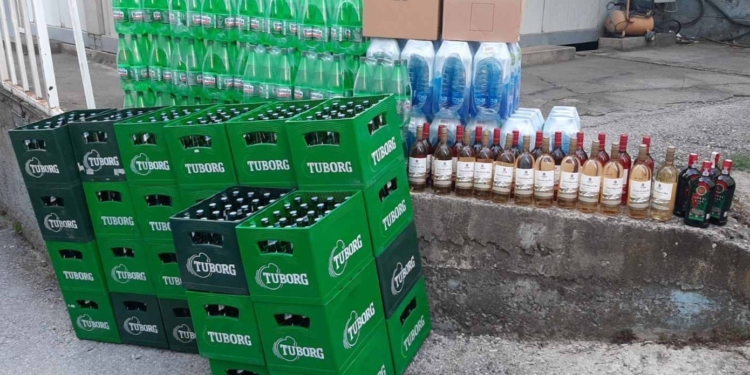 Dhjetëra litra alkool e pako me mish, policia parandalon kontrabandën në kufi me Serbinë