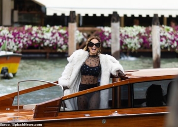Rita Ora mahnit me dukjen në Festivalin e 80-të të Filmit në Venecia