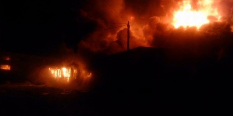 Digjet një fabrikë e mobiljeve në Prizren