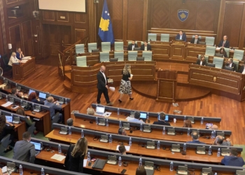 Abazi me aksion në Kuvend, akuzon VV-së se po do ta humbë vëmendjen nga biseda me Radojçiqin