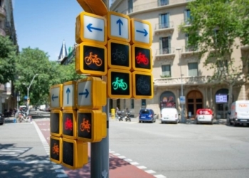 Për çka shërben semafori me 16 ekrane në Barcelonë