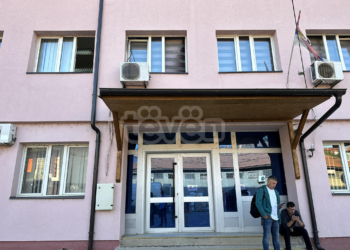 Punëtorët serbë kalojnë natën brenda objektit komunal në veri