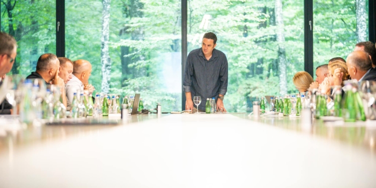 Abdixhiku tregon se “Rruga e Re” përmban mbi 30 kapituj dhe ka alternativa për çdo sektor