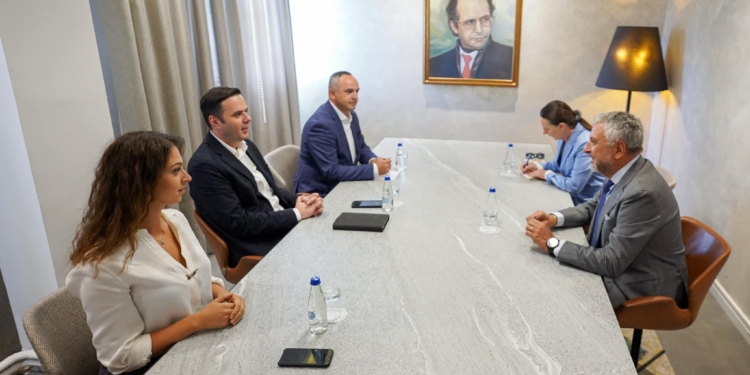 Abdixhiku pret në takim shefin e EULEX-it, diskutojnë për situatën në veri
