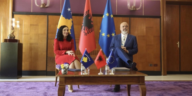 Rama publikon fotografi nga takimi me Osmanin: Me presidenten për të tashmen dhe të ardhmen