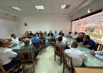 Deputetët e AAK-së nisin vizitat në komuna, e para Klina