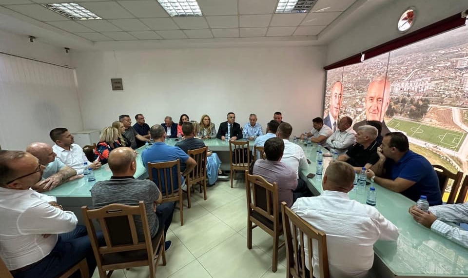 Deputetët e AAK-së nisin vizitat në komuna, e para Klina