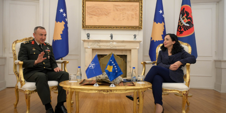 Osmani pret në takim komandantin në ardhje të KFOR-it, gjeneralmajor Özkan Ulutaş