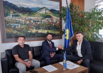 Krasniqi i shkon në zyrë Hetemit, diskutojnë për zhvillimin ekonomik lokal