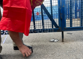 Protestuesit e OVL-UÇK-së hedhin telefonat në oborr të EULEX-it