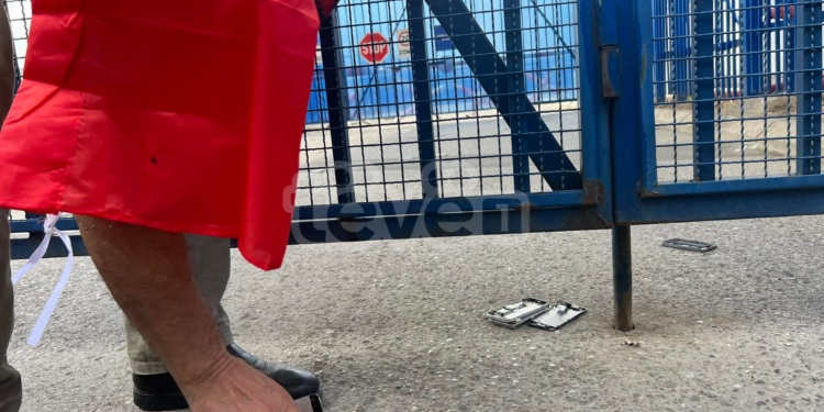 Protestuesit e OVL-UÇK-së hedhin telefonat në oborr të EULEX-it