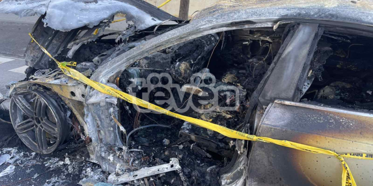 Digjet një veturë te rruga C në Prishtinë