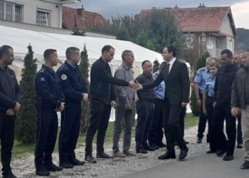 Kurti shkon për ngushëllime te familja e policit të vrarë