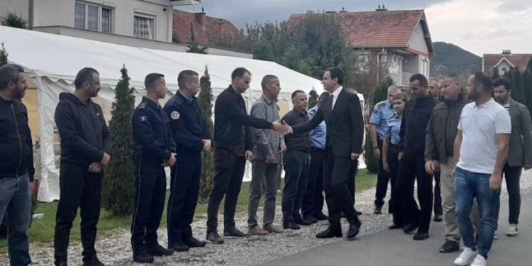 Kurti shkon për ngushëllime te familja e policit të vrarë