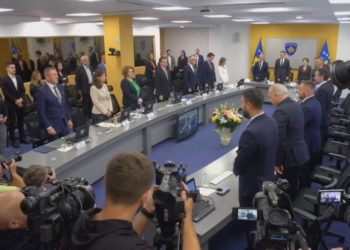 Qeveria fillon mbledhjen me një minutë heshtje në nderim të policit të vrarë