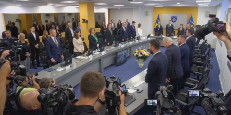 Qeveria fillon mbledhjen me një minutë heshtje në nderim të policit të vrarë