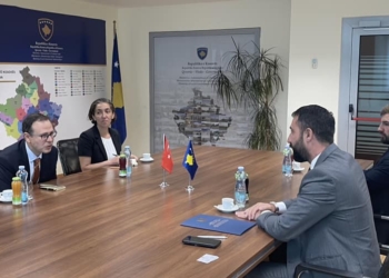 Krasniqi dhe ambasadori turk flasin për thellimin e bashkëpunimit mes vendeve