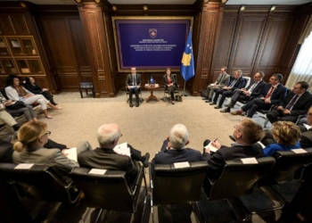 Kurti dhe Gërvalla takojnë Korin Diplomatik pas ngjarjeve në veri