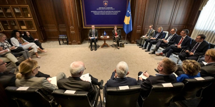 Kurti dhe Gërvalla takojnë Korin Diplomatik pas ngjarjeve në veri