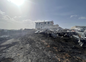 Një autoservis përfshihet nga zjarri, zjarrfikësit parandalojnë të digjet pompa e derivateve