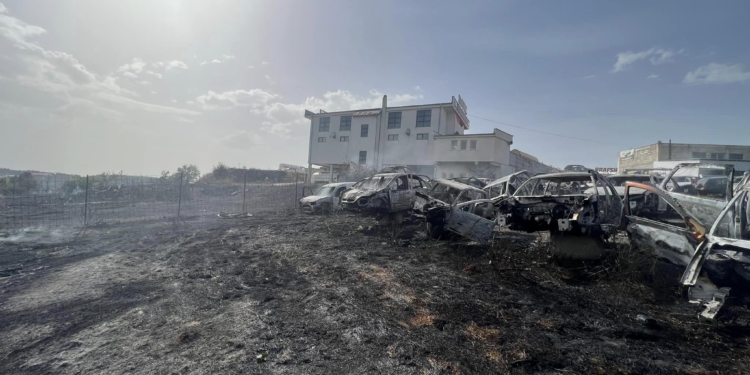 Një autoservis përfshihet nga zjarri, zjarrfikësit parandalojnë të digjet pompa e derivateve