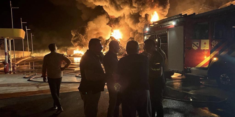 Përfshihet nga zjarri një fabrikë në autosdradën Tiranë-Durrës