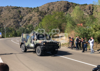 Autoblindë e helikopterë të KFOR-it monitorojnë situatën në Banjskë