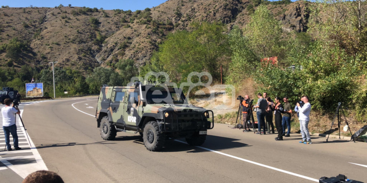Autoblindë e helikopterë të KFOR-it monitorojnë situatën në Banjskë