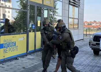 Dy pjesëtarët e grupit që kryen sulm terrorist arrijnë në gjykatë, prokuroria kërkon paraburgim