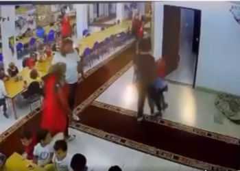 Një fëmijë rrihet në kopshtin publik “Gëzimi ynë” në Fushë-Kosovë, publikohen pamjet e kamerave