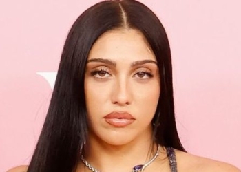 Vajza e Madonës e veshur me fustan rrjetë, në tapetin e kuq