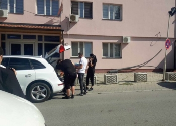 Serbët e ngujuar në objektin në veri furnizohen me ushqim