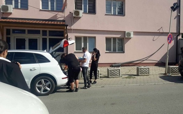 Serbët e ngujuar në objektin në veri furnizohen me ushqim