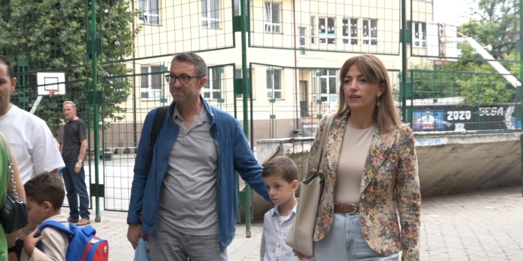 Ministrja Haxhiu dërgon fëmijët në shkollë: Tekstet shkollore janë bërë mbi 130 euro
