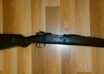 Qytetari dorëzon në polici armën për të cilën kishte leje, shkak gjendja shëndetësore