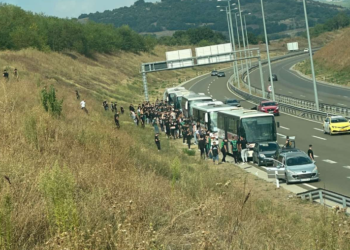 Bllokuan autostradën, gjobiten shoferët e autobusëve