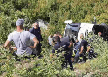 Dy persona të vdekur pas rrëzimit të autobusit në autostradën Cetinje – Budvë