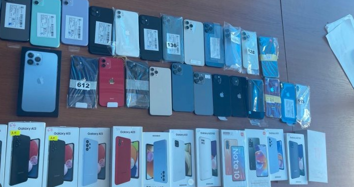 Aksioni i Doganës në mobil-shopet në Prishtinë, konfiskohen 84 telefona