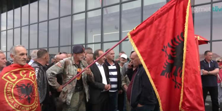 Veteranët e luftës protestojnë para EULEX-it