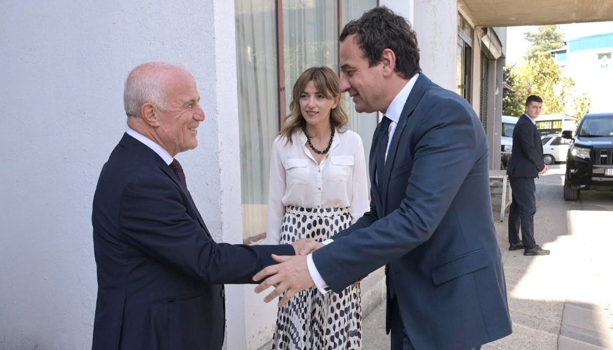 Kurti vizitoi Shoqatën Humanitare dhe Bamirëse “Nëna Tereze”