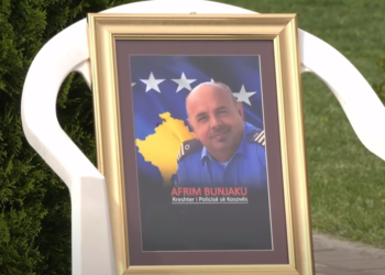 Kori diplomatik prezent në varrimin e policit të vrarë