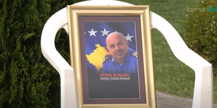 Kori diplomatik prezent në varrimin e policit të vrarë