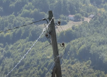 Mareci në hall me shtylla elektrike, banorët kërkojnë intervenim për ta evituar rrezikun