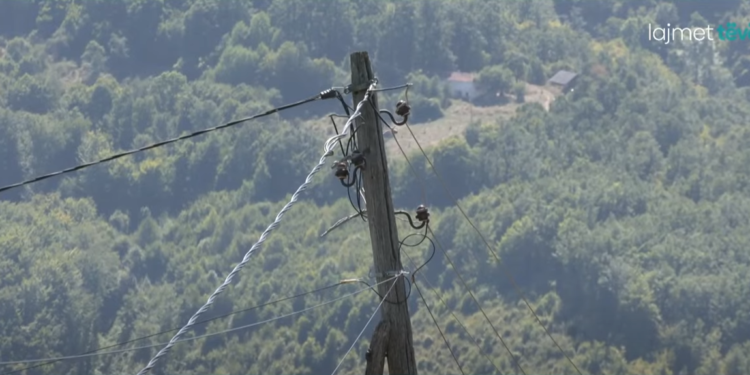 Mareci në hall me shtylla elektrike, banorët kërkojnë intervenim për ta evituar rrezikun