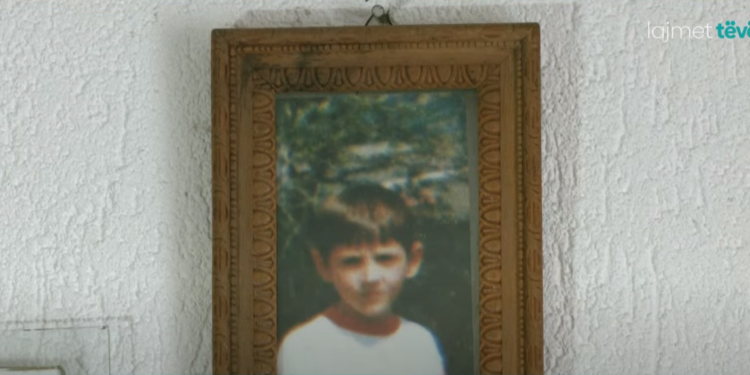 “Nënë, këqyr se edhe unë kam diqka në bark”-Historia rrënqethëse e 7-vjeçarit Leutrim Ahmeti që u vra nga forcat serbe