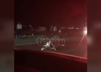 Një i lënduar në aksidentin mes kamionit dhe veturës në Komoran