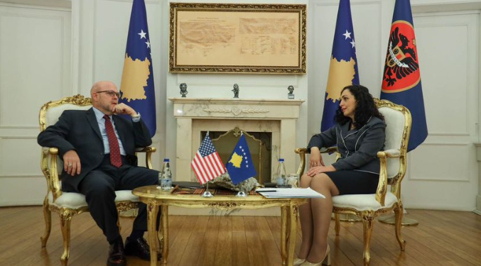 Osmani takon ambasadorin amerikan, i kërkon sanksione ndaj Serbisë