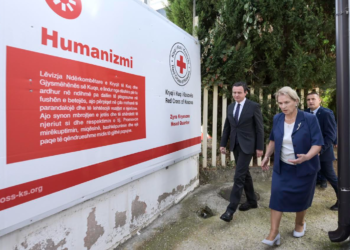 Kurti viziton Kryqin e Kuq, i falënderon për mbështetje të qendrave korrektuese