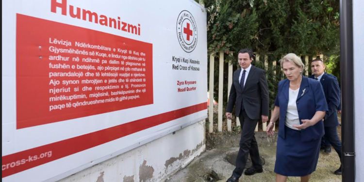 Kurti viziton Kryqin e Kuq, i falënderon për mbështetje të qendrave korrektuese