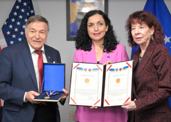 Osmani dekoroi me “Urdhrin e Lirisë”, ish-kongresistin, Joe DioGuardi dhe aktivisten Shirley Cloyes DioGuardi